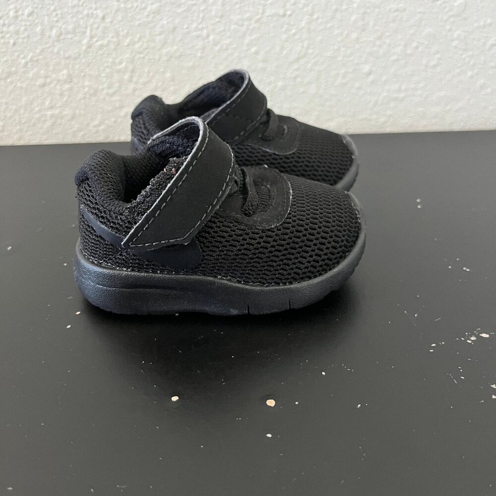 Nike Kids Tanjun Black Shoes Sneakers Size 2C Style 818383-001